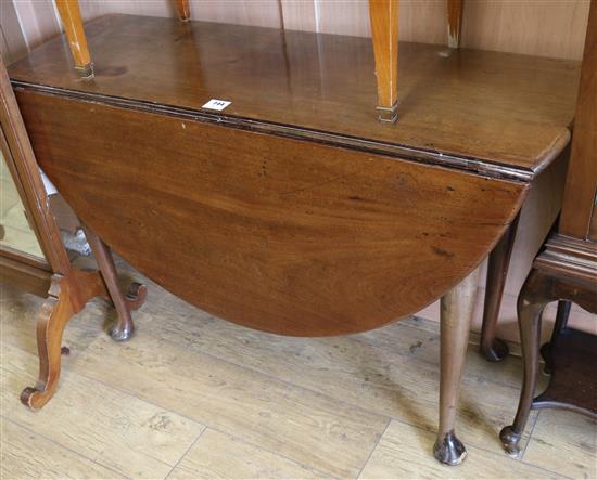 An 18th century mahogany oval drop-leaf cottage dining table W.115cm